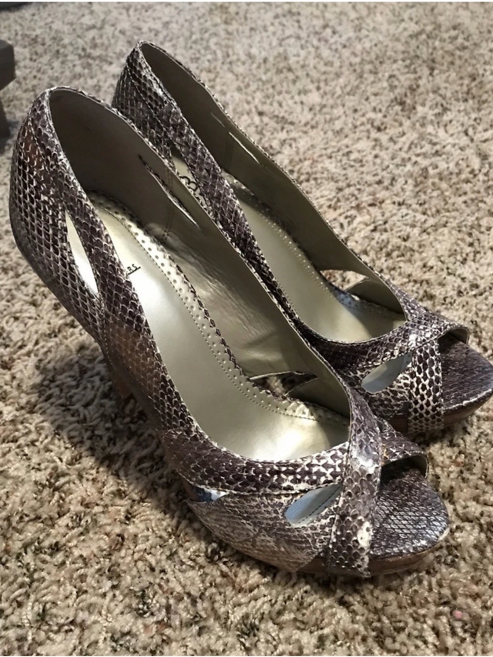 Vintage Y2K Bakers “Kourtney” Peep-Toe Snake-Print High Heels Size 9 Taupe/Gray